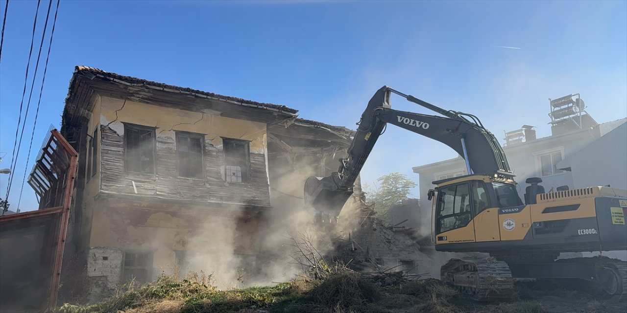 Burdur’da Tarihi Sarıoğulları Evi Kontrollü Şekilde Yıkıldı, Çevrede Güvenlik Önlemleri Alındı