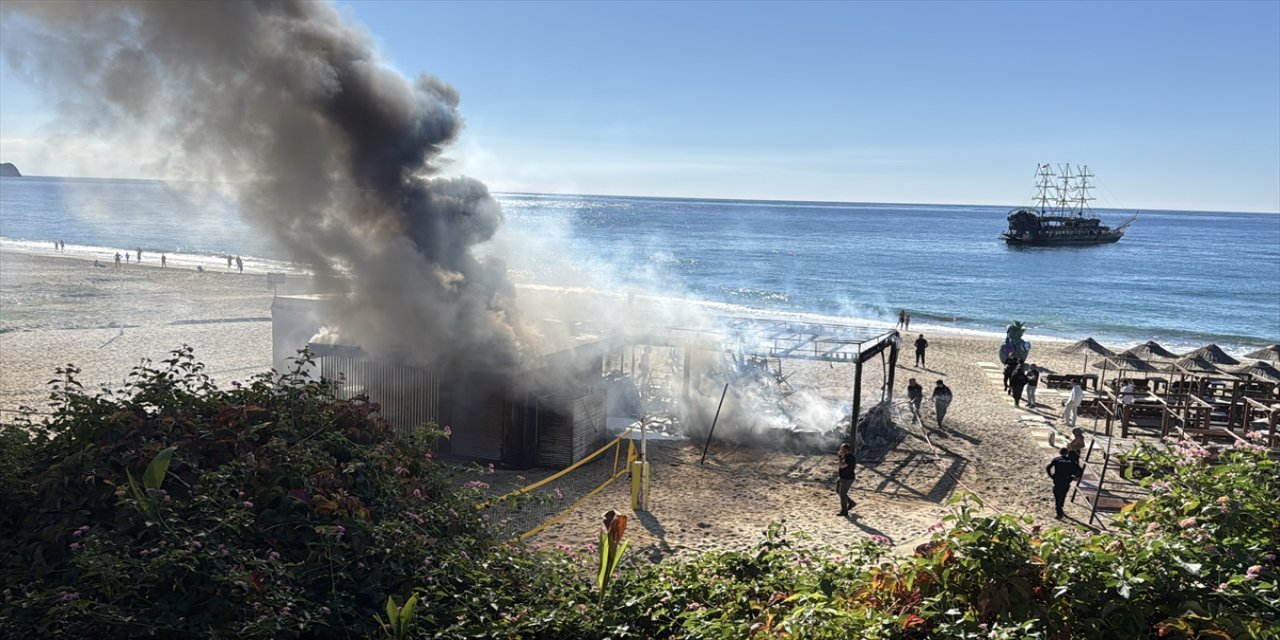 Alanya'da Plaj Büfesinde Çıkan Yangın İtfaiye Tarafından Söndürüldü