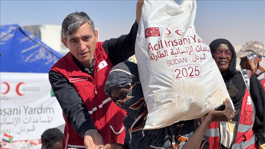 Kızılay, Sudan'da Faşir'den yerinden edilenlere gıda desteği sağladı