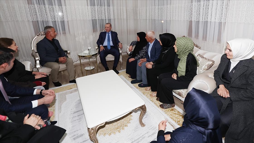 Depremzede aileye ziyaret