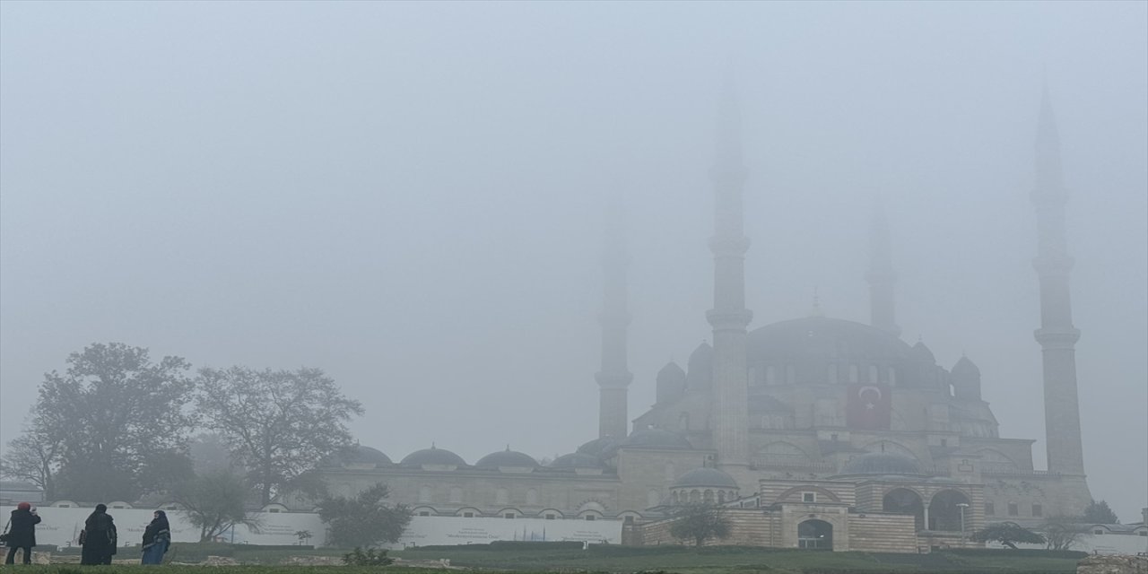Edirne’de yoğun sis görüş mesafesini düşürdü.