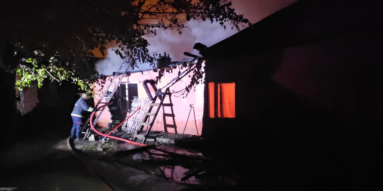 Erzincan’da çıkan ev yangınında mahsur kalan 4 kişi itfaiye ve vatandaşlarca kurtarıldı