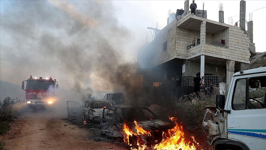 Filistin topraklarını gasbeden İsrailliler, Batı Şeria'da Filistinlilere ait 4 araca saldırdı