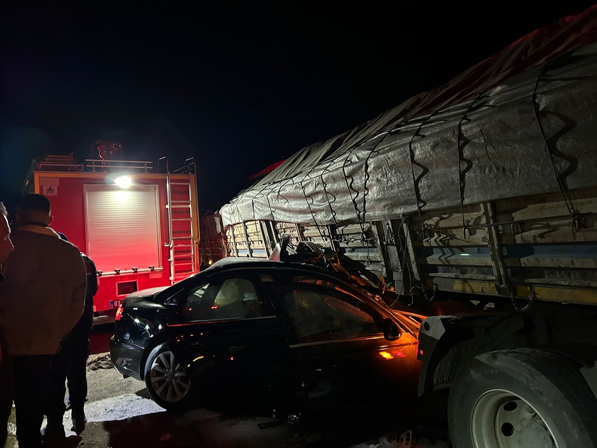 Afyonkarahisar İhsaniye’de tır ile otomobilin çarpıştığı kazada 2 kişi öldü, 2 kişi yaralandı