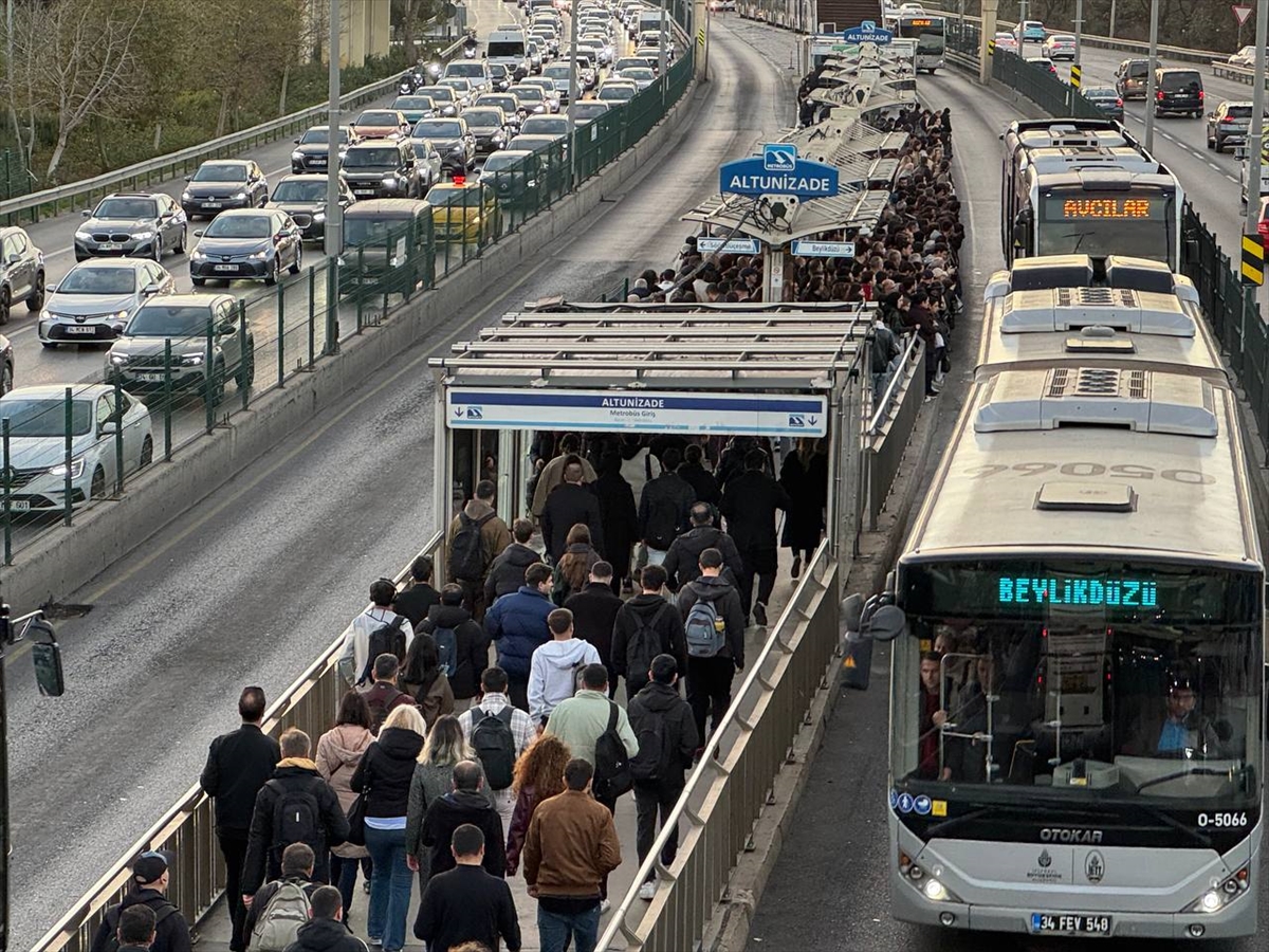 İstanbul'da ara tatilin ardından ilk iş gününde trafik yoğunluğu