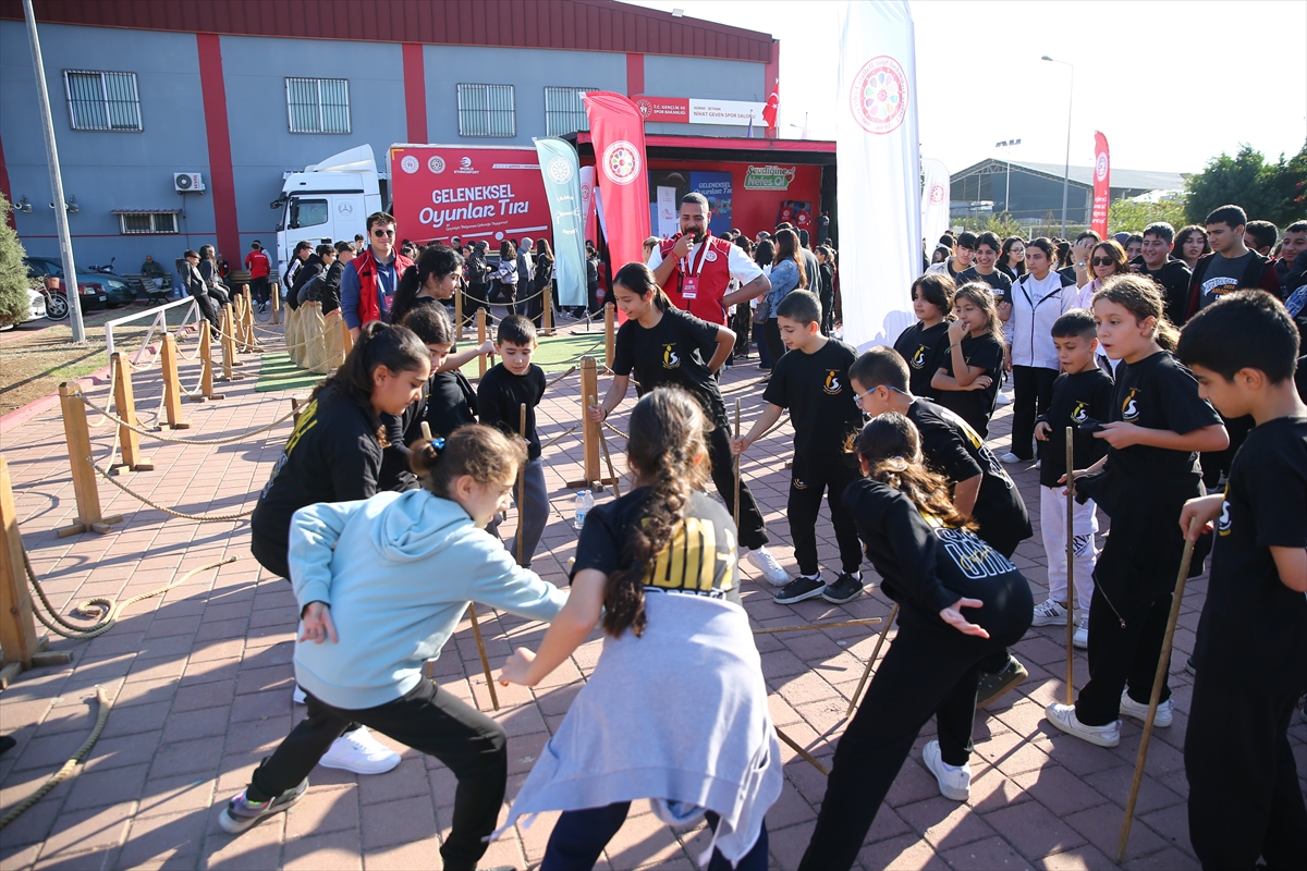Adana'da öğrenciler "Geleneksel Oyunlar Tırı"nda geçmişin oyunlarını deneyimledi