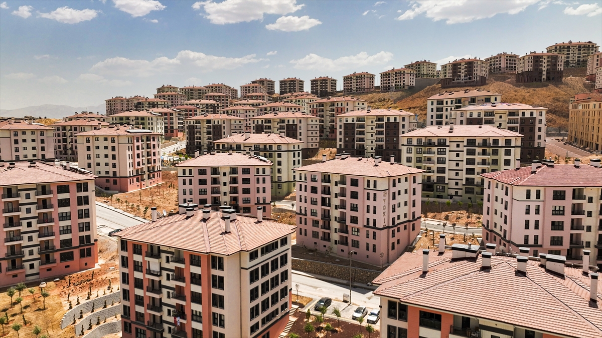 Deprem bölgesindeki inşa çalışmalarının yıl sonuna kadar tamamlanması hedefleniyor