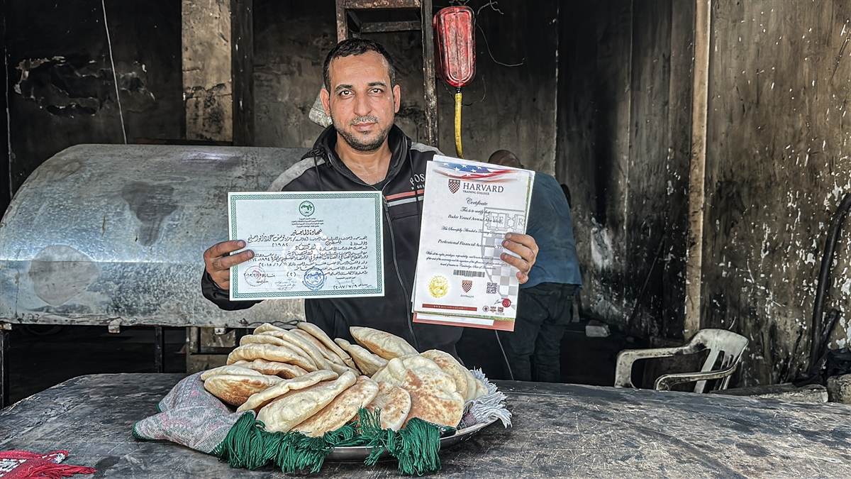 Gazze'de akademisyen olma hayali kuran Ebu Islih, üniversiteler yıkılınca diplomalı fırıncı oldu