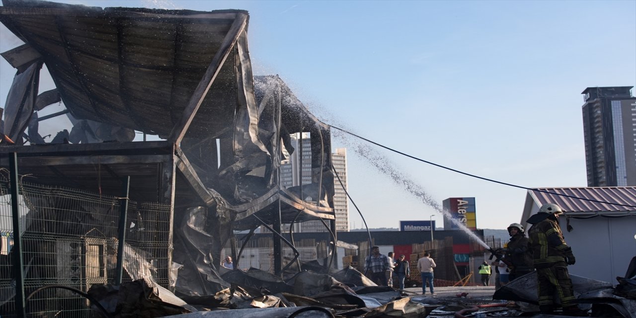 Bayraklı’da şantiye yangını: İşçi konteynerleri alev aldı, çok sayıda barınma alanı zarar gördü