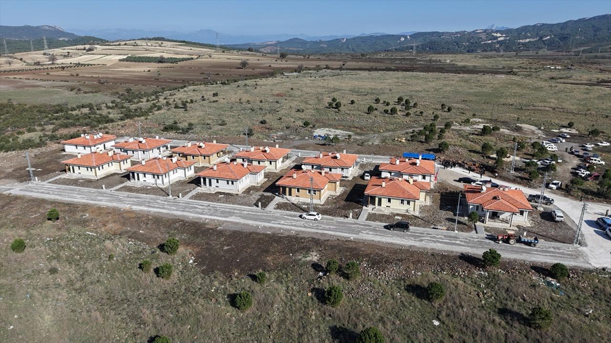 Osmaniye'de yapımı tamamlanan köy evleri depremzedelere teslim edildi