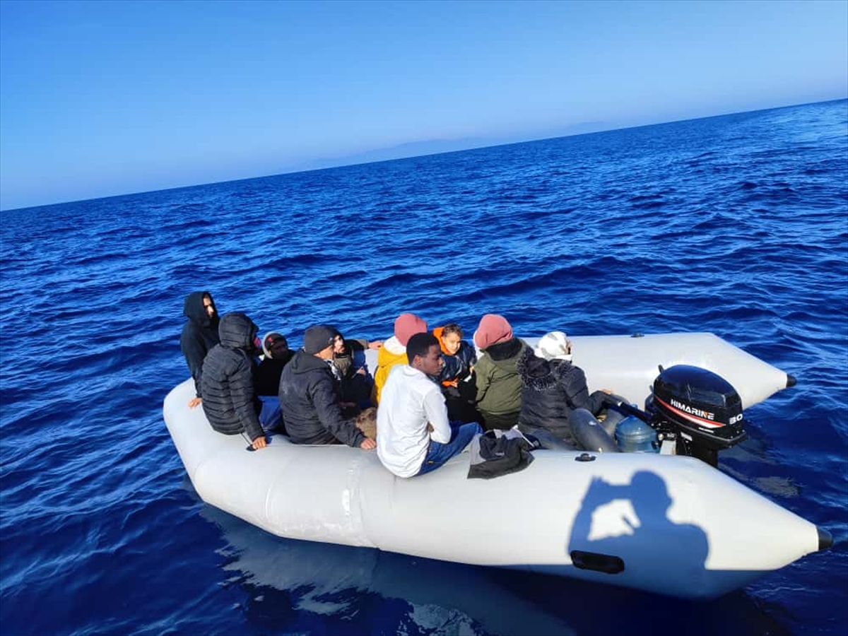 İzmir açıklarında 32 düzensiz göçmen kurtarıldı