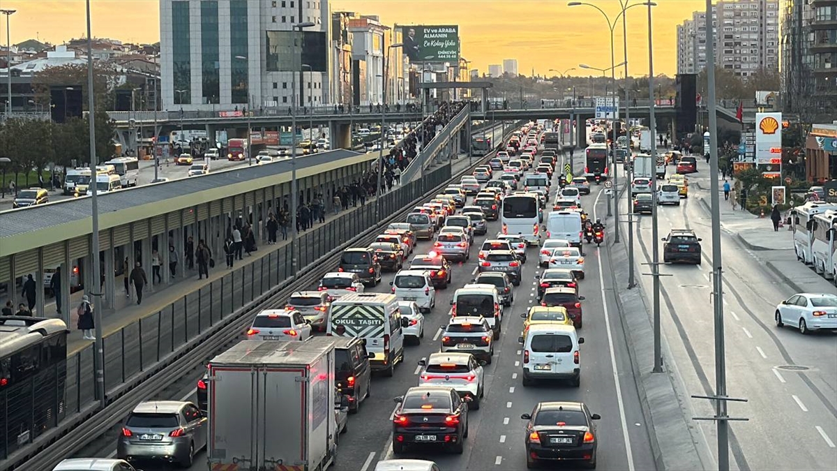 İstanbul'da ara tatilin ardından ikinci iş gününde trafik yoğunluğu