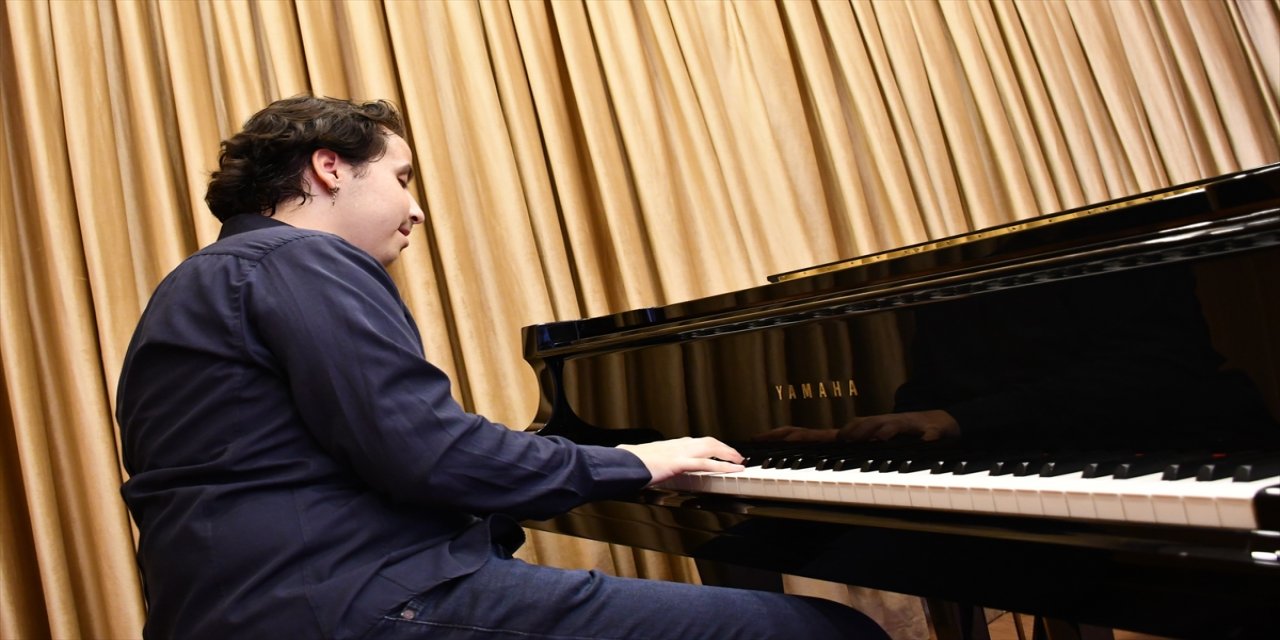 Görme engelli konservatuvar öğrencisi Ekrem Yılmaz’ın hedefi: Orkestrayla eserlerini seslendirmek