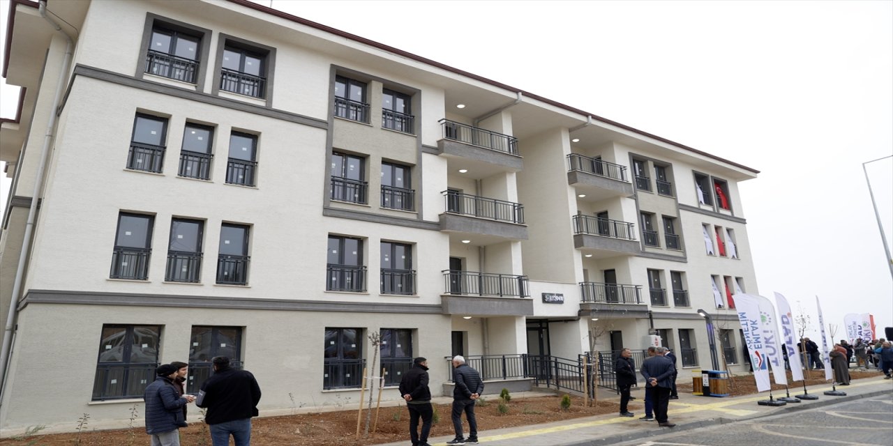 Malatya'da 6 şubat deprem konutlarının anahtar teslimi sürüyor.