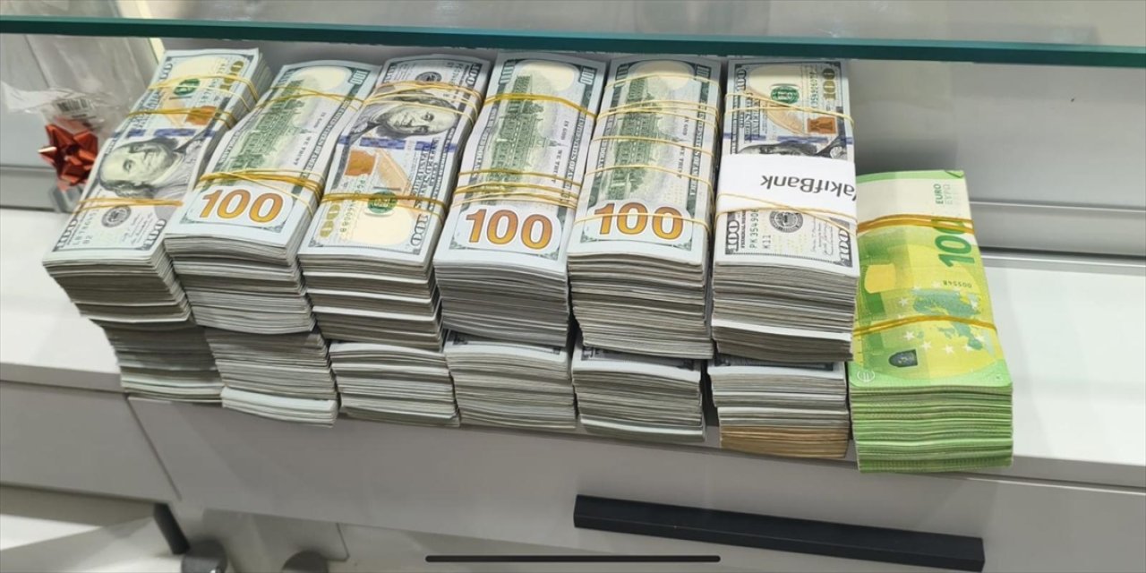 mersin merkezli 9 ilde yapılan operasyonda yoğun miktarda para ele geçirildi.