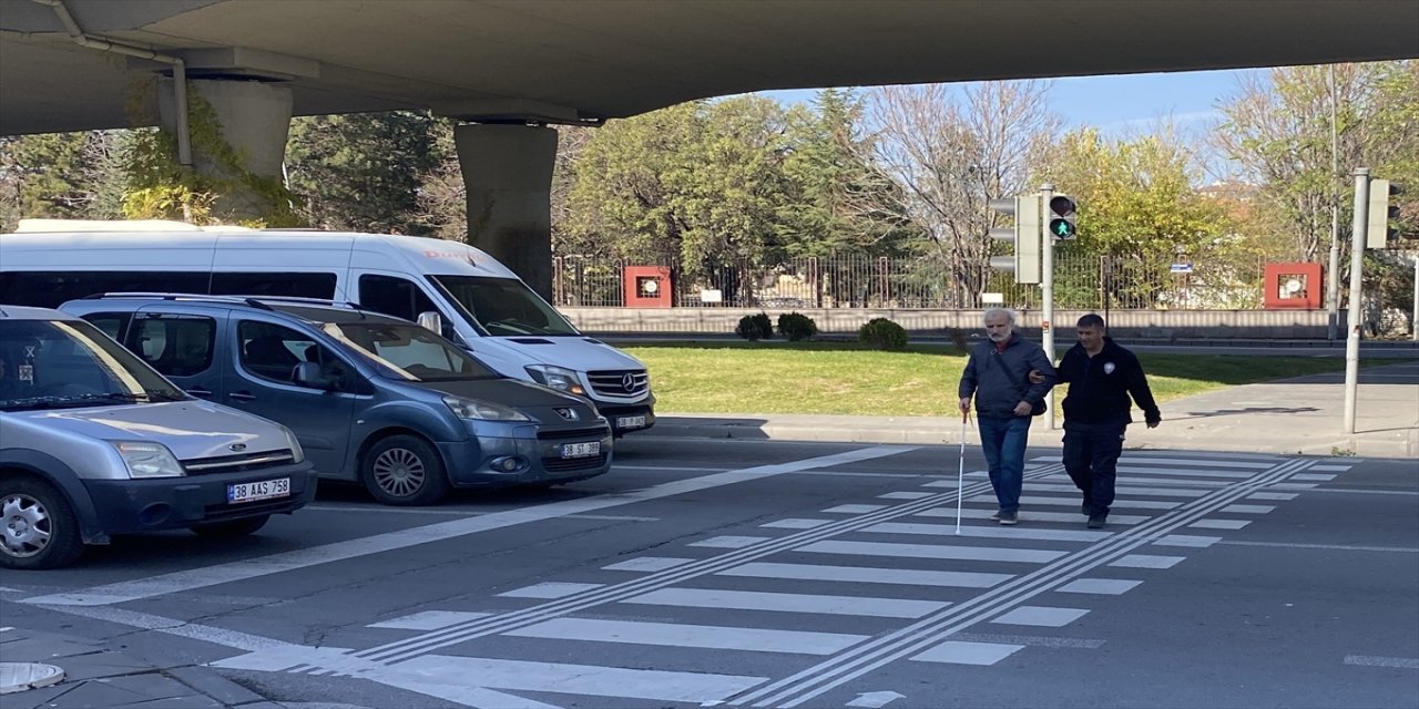 Kayseri’de polis görme engelli kişiye yardım etti.