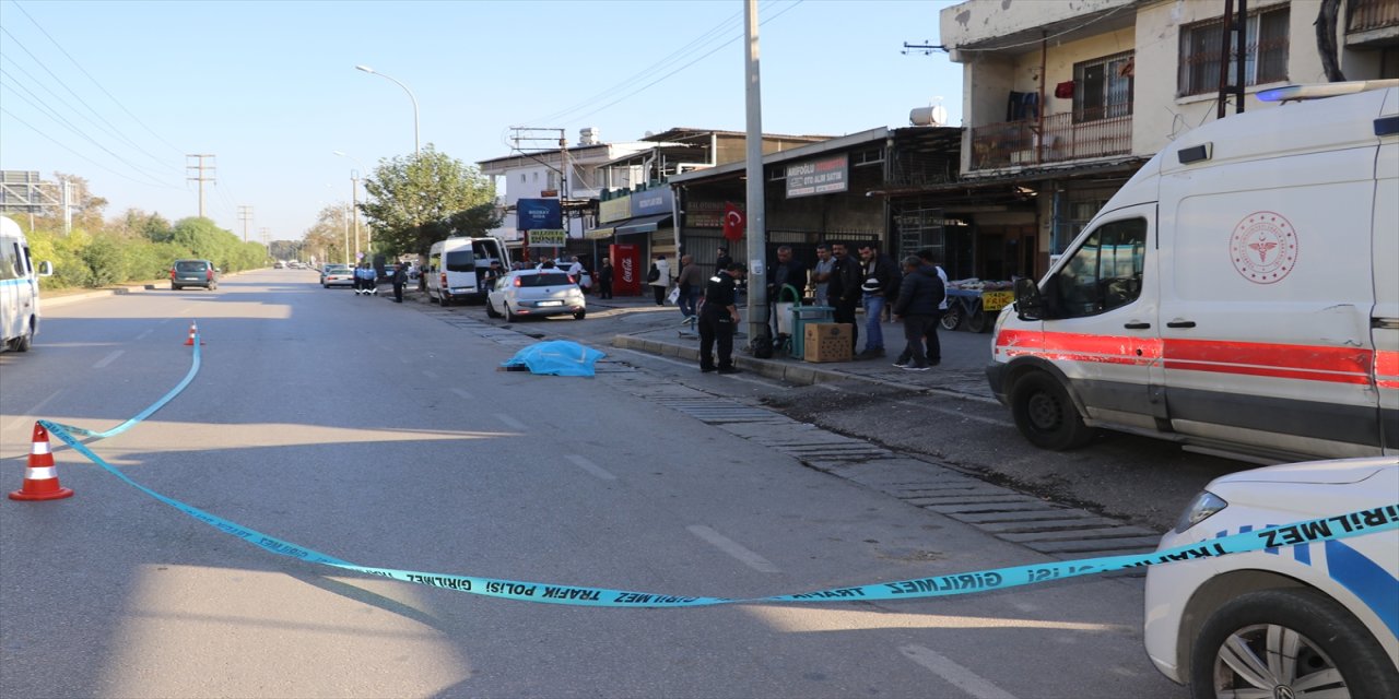 Adana'da otomobille çarpışan yaya hayatını kaybetti.