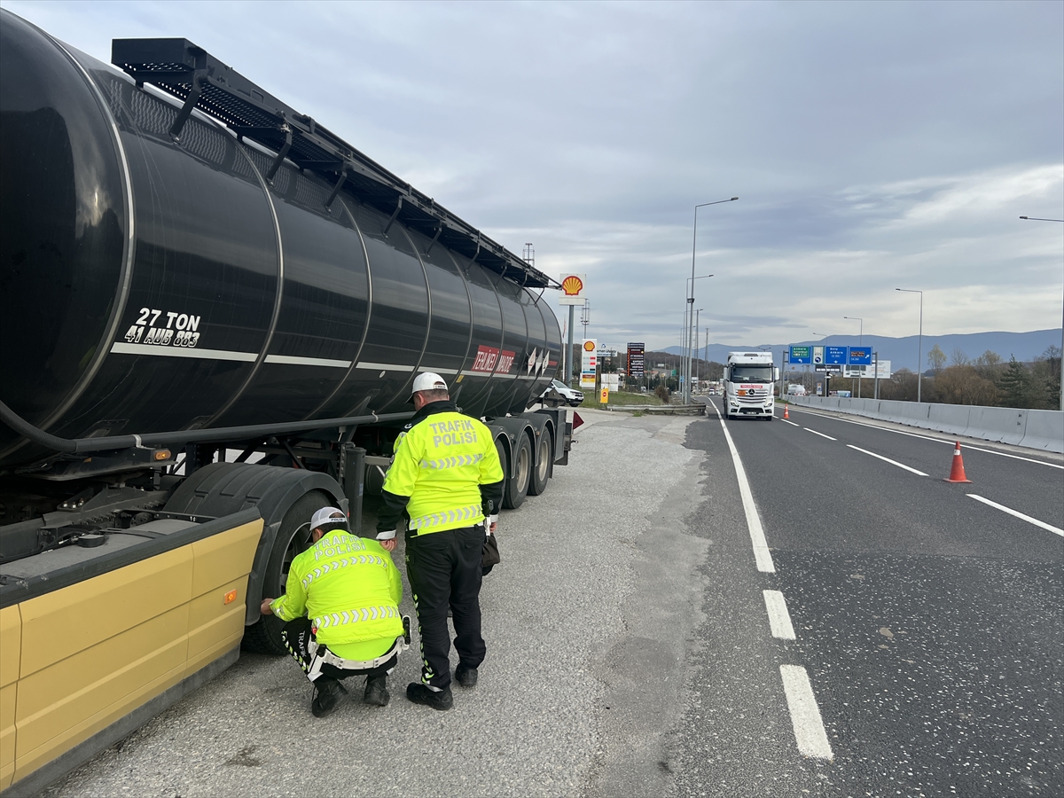 D-100 kara yolunun Bolu Dağı geçişinde kış lastiği uygulaması yapıldı