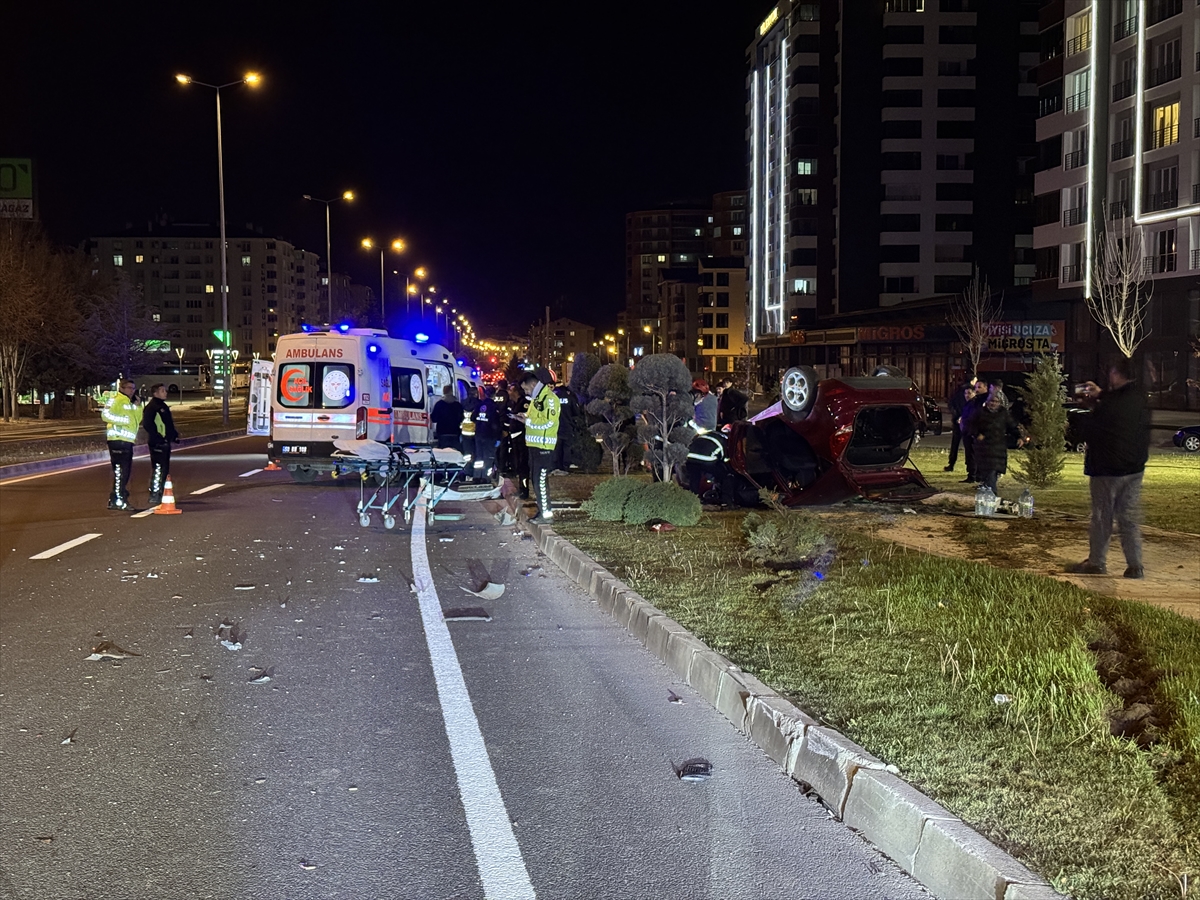 Trafik Kazaları devam ediyorNevşehir'de kavşakta çarpışan iki otomobildeki 4 kişi yaralandı