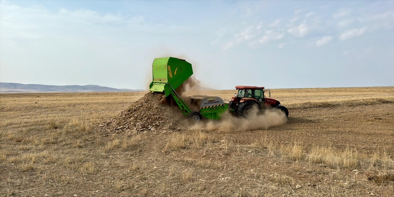 Kırşehir’de 4 bin dönümlük tarım alanında taş toplama çalışması yapıldı