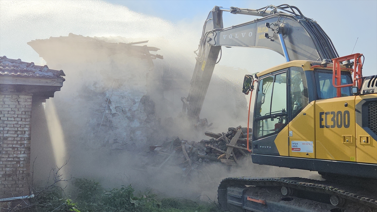 Depremlerle Sarsılan Sındırgı'da hasarlı yapıların yıkımı sürüyor