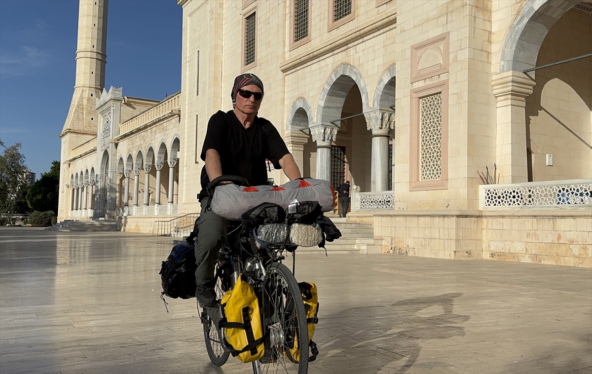 Umreye gitmek için bisikletiyle yola çıktı