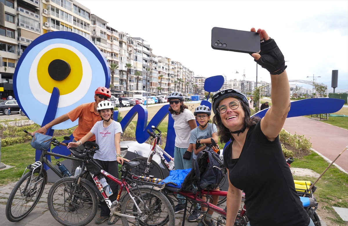Bisikletle dünya turuna çıkan Fransız ailenin durağı İzmir oldu