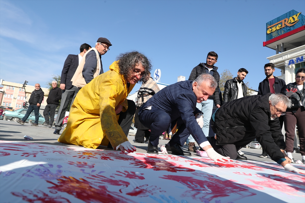 Erzincan'da Prof. Dr. Mehmet Kavukçu'dan "şiddete hayır" performansı