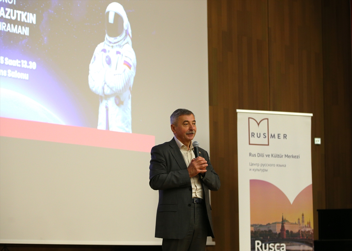 Rus kozmonot Aleksandr Lazutkin Adana'da üniversite öğrencileriyle buluştu