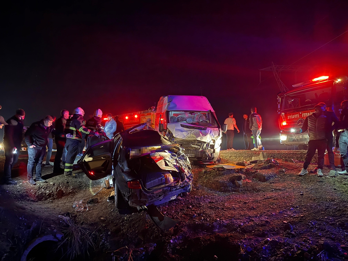 Diyarbakır'da zincirleme trafik kazasında 3 kişi öldü, 14 kişi yaralandı