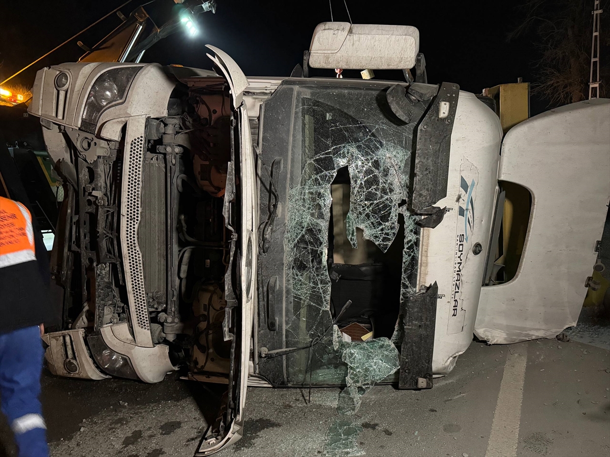 Eyüpsultan'da seyir halindeyken devrilen hafriyat kamyonunun sürücüsü yaralandı