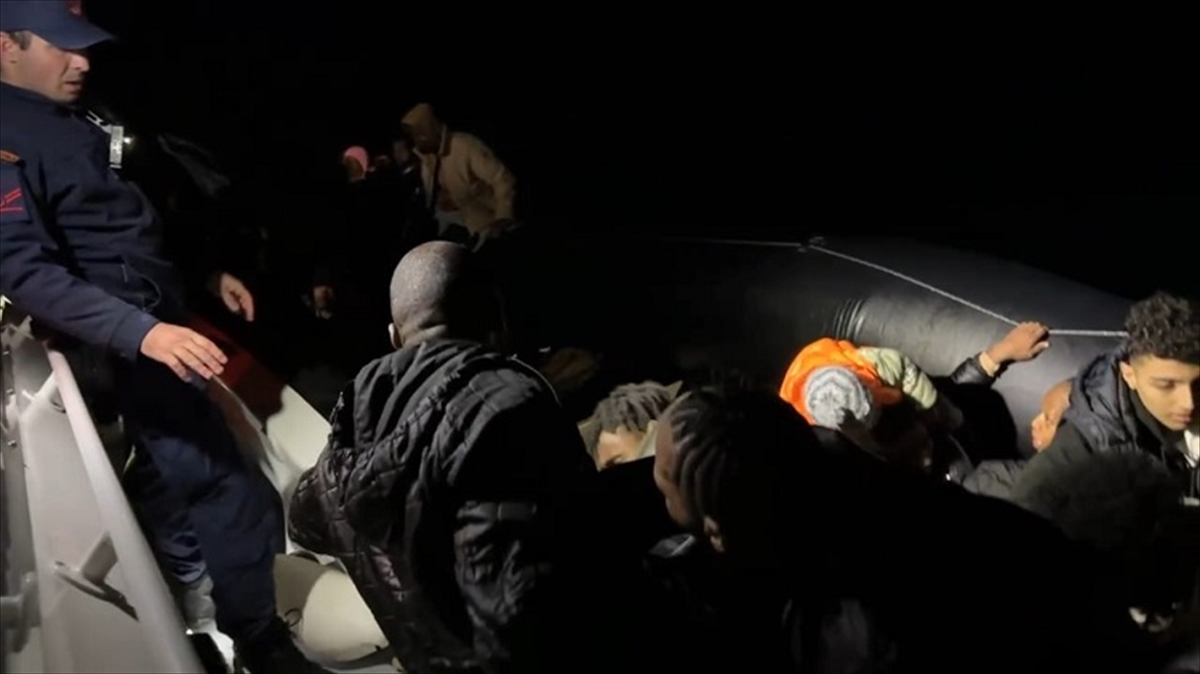 İzmir Foça açıklarında 36 düzensiz göçmen kurtarıldı