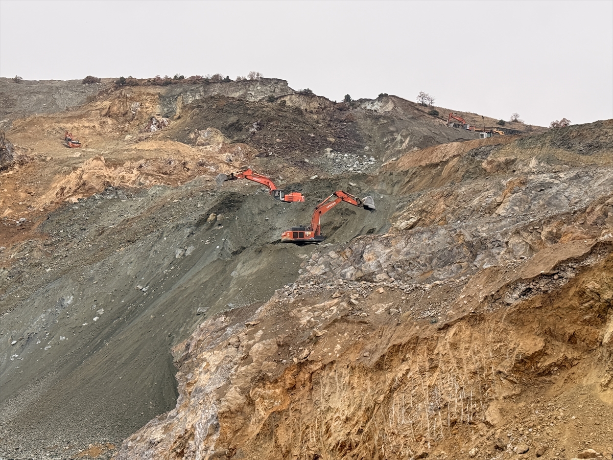 Sivas'ta demir madeni ocağında göçük altında kalan şantiye müdürünü arama çalışmaları sürüyor