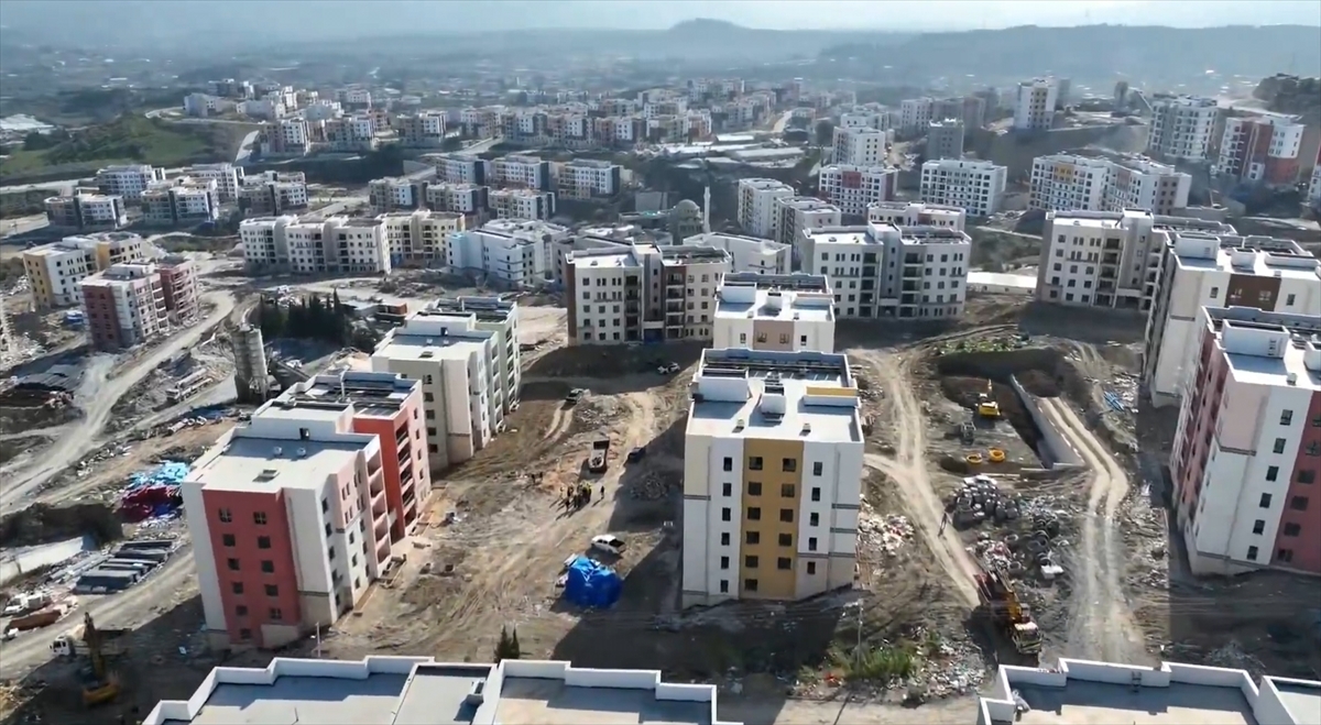 Hatay Defne'de afet konutlarının ve ticaret merkezlerinin yapımı sürüyor