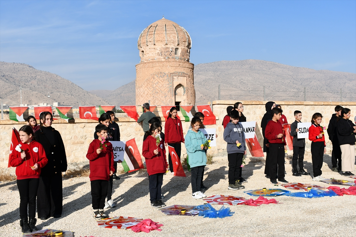 Tarihi Hasankeyf ilçesinde uçurtmalar hakları ihlal edilen çocuklar için uçuruldu
