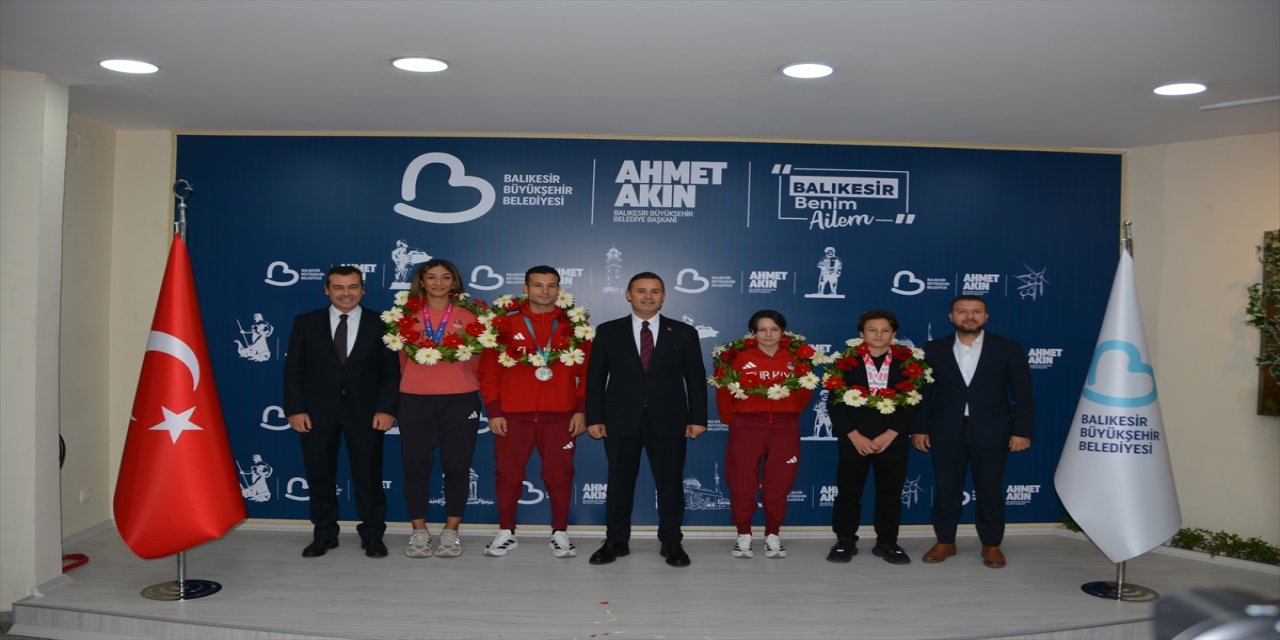Balıkesir’in Milli Sporcuları Başkan Akın’ı Ziyaret Etti