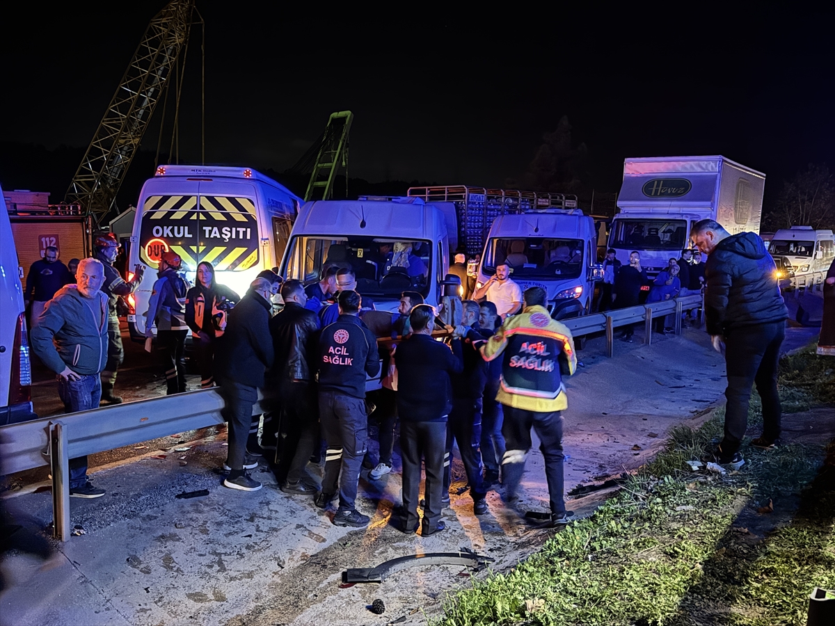 Bursa'da 4 servis minibüsü ile otomobilin karıştığı trafik kazasında 1 kişi öldü