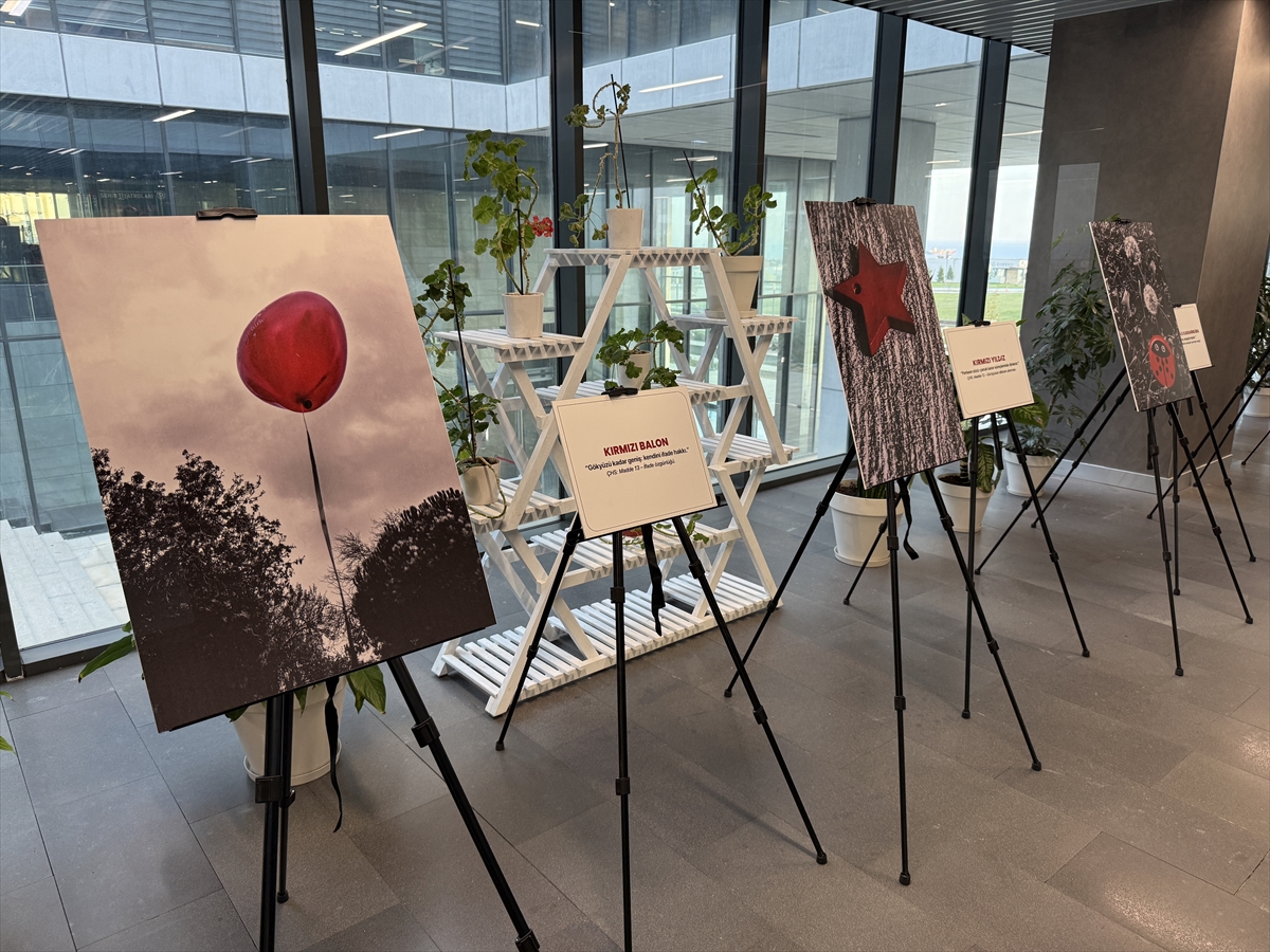 Tekirdağ'da down sendromlu fotoğrafçının "Masumiyetin Kırmızısı" sergisi açıldı