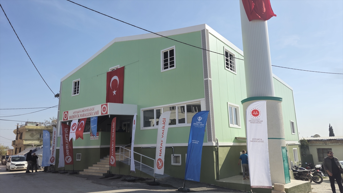 Hatay'da hayırseverlerin desteğiyle yeniden yaptırılan cami ibadete açıldı