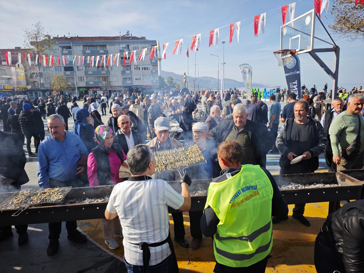 Samsun'da düzenlenen festivalde 3 ton hamsi 2 saatte tüketildi