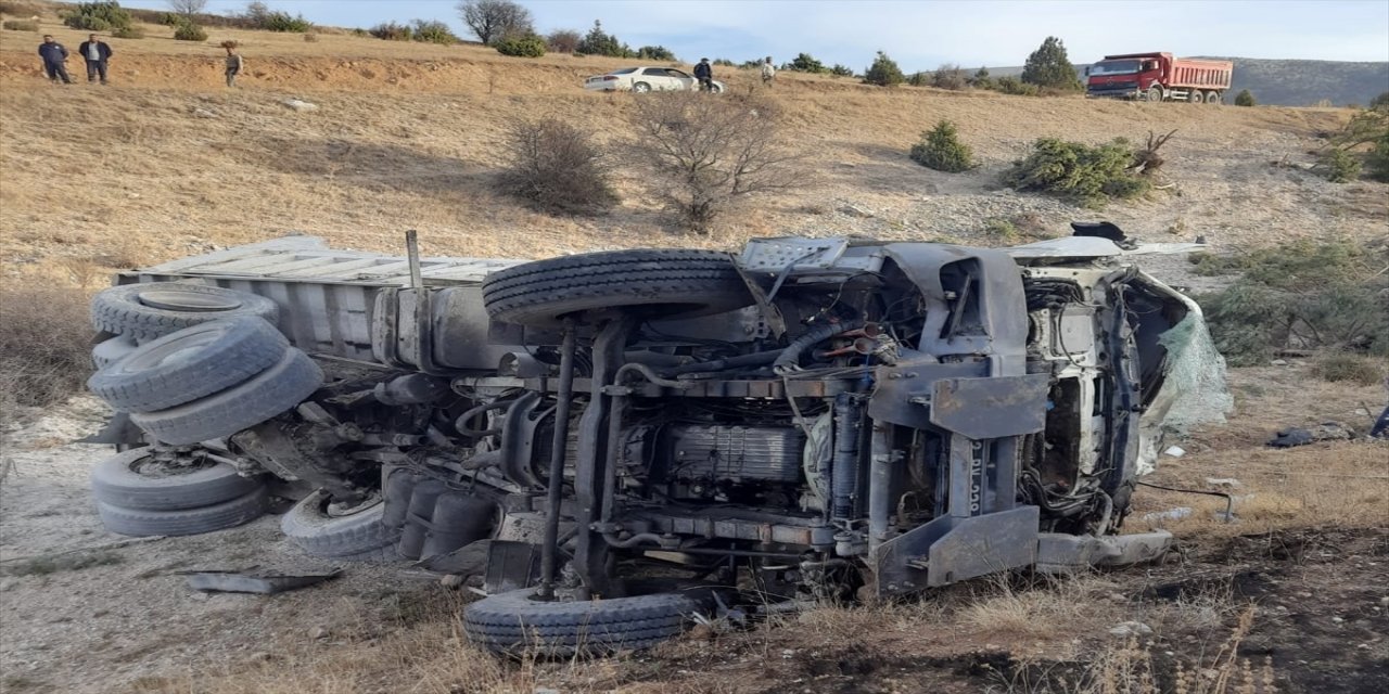 Konya Kadınhanı’nda Kamyon Şarampole Devrildi, Sürücü Uğur A. Olay Yerinde Hayatını Kaybetti
