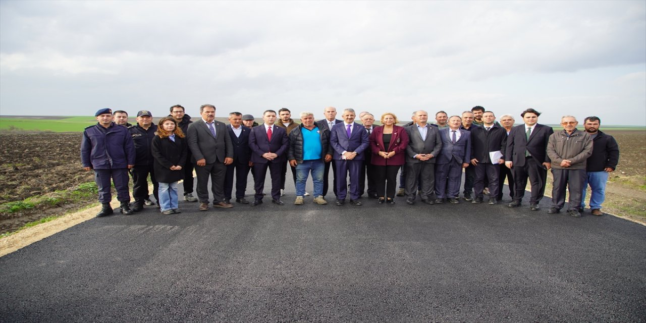 Edirne’de köy yolları sıcak asfaltla yenileniyor, 200 kilometrelik hedefin 155 kilometresi tamamlandı