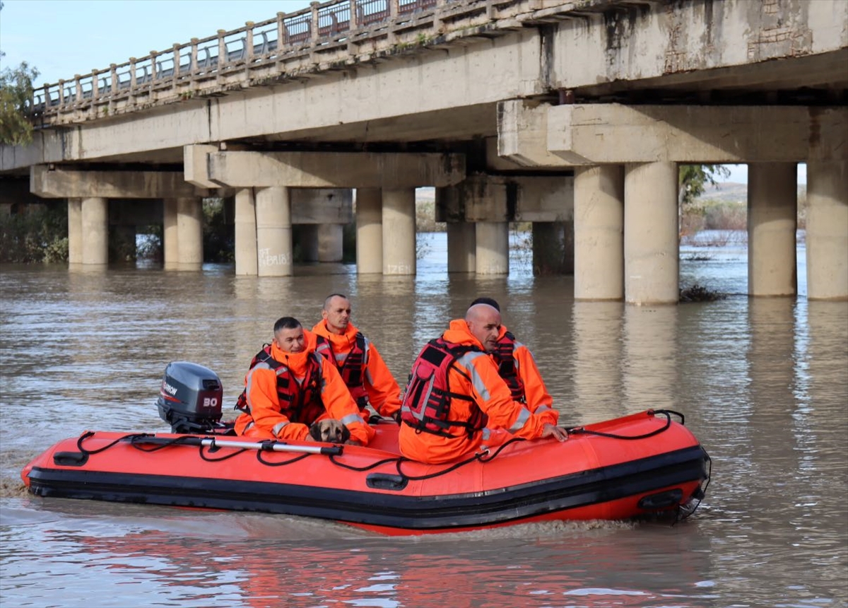 Arnavutluk'ta meydana gelen selden etkilenenler tahliye edildi