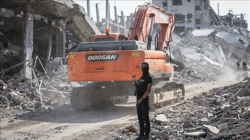 Gazze’de İsrail’in neden olduğu yıkımın enkazı altında kalan kayıp cenazeler tek ekskavatörle aranacak