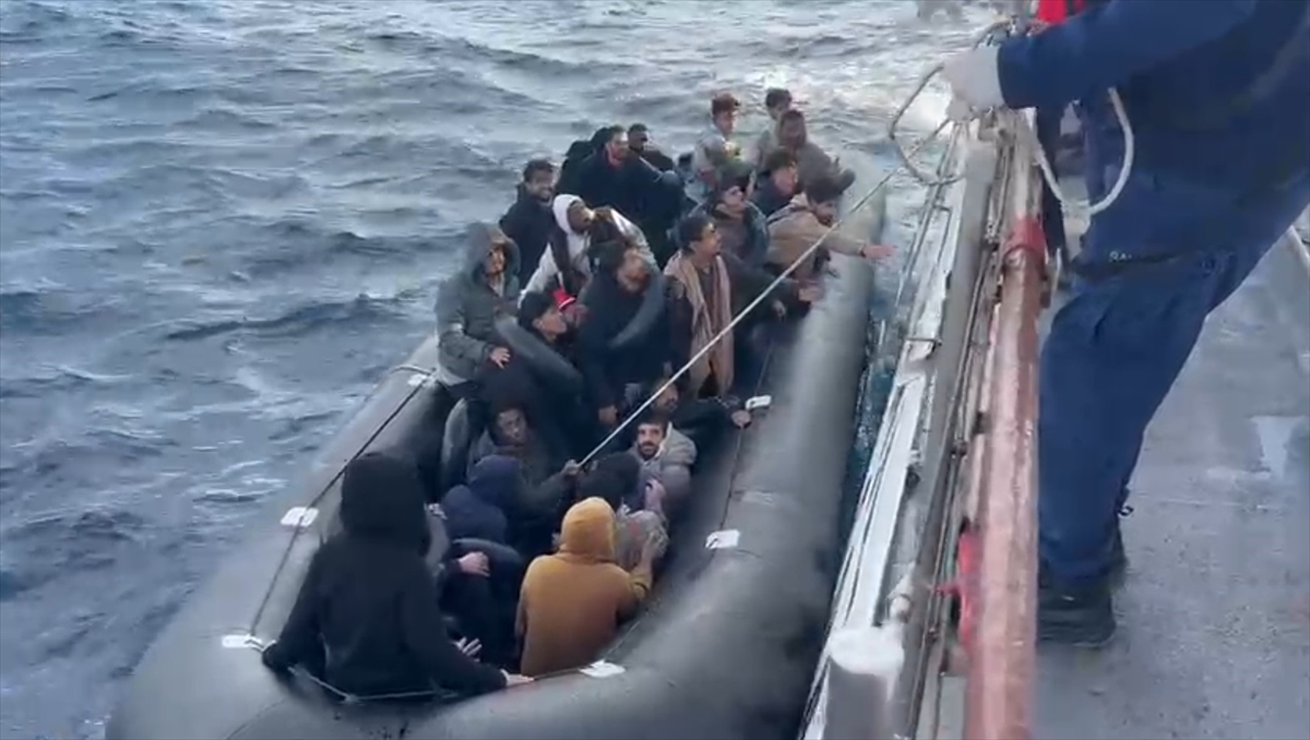İzmir'de 37 düzensiz göçmen yakalandı, 33 düzensiz göçmen kurtarıldı