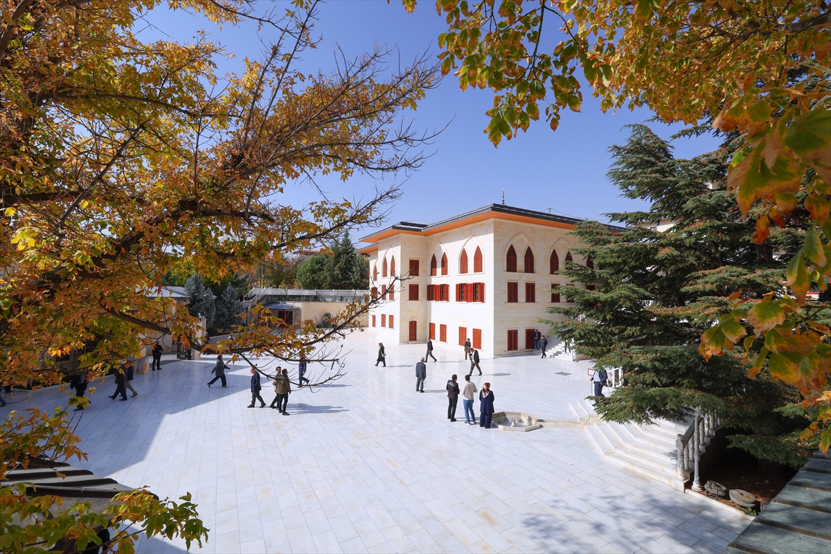 Somuncu Baba Külliyesi sonbahar renklerine büründü