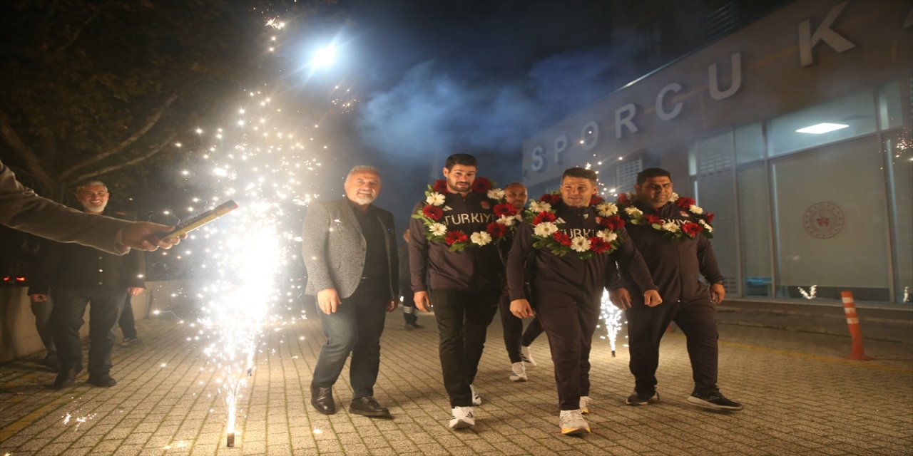 İslami Dayanışma Oyunları’ndan madalyayla dönen para atletler Bursa’da meşalelerle karşılandı