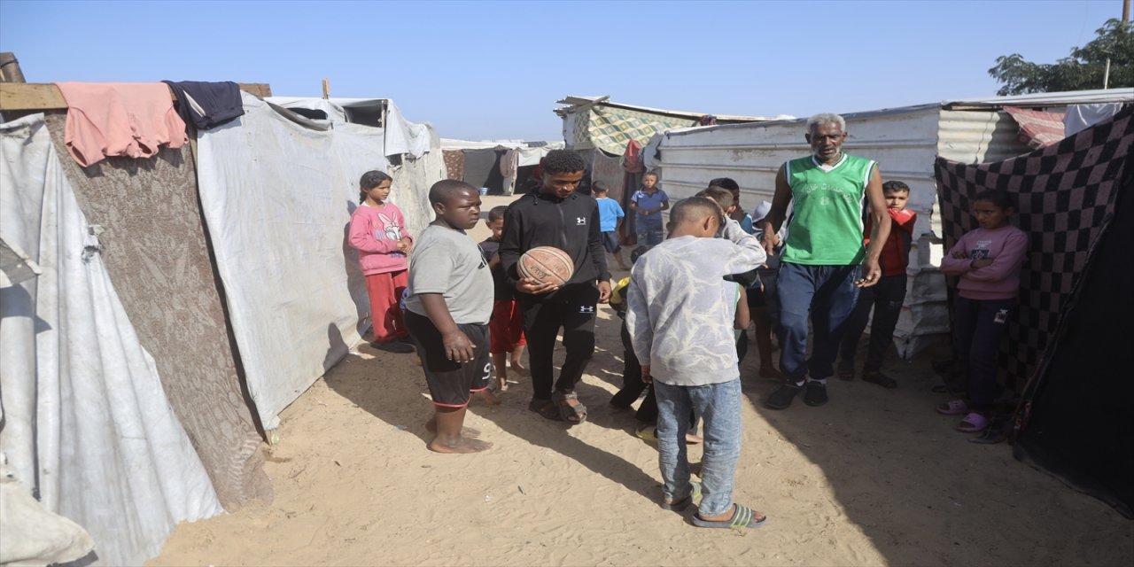 Gazze’de eski basketbolcular sahada çocuklara spor ve umut aşılamaya çalışıyor