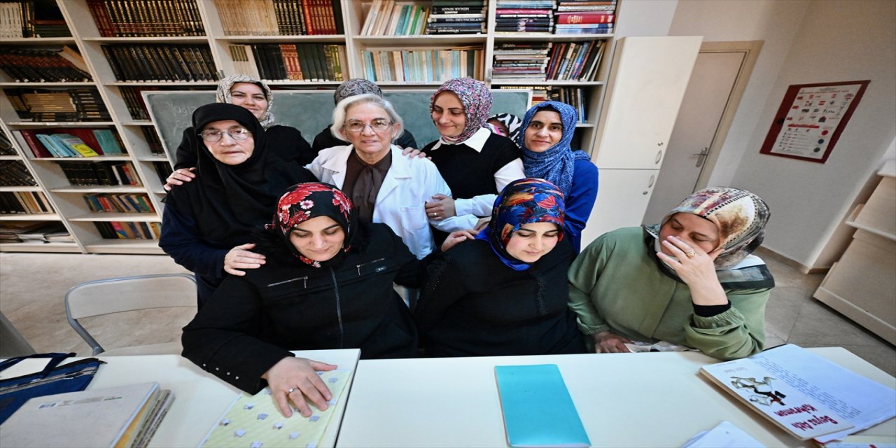 Düzce’de 76 yaşındaki emekli öğretmen Nihal Altındağ, 20 yıldır gönüllü çalışıyor