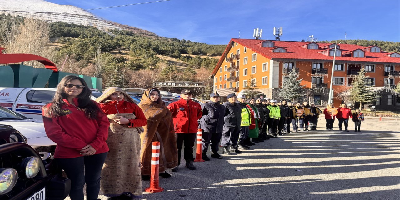 Erzurum’da Palandöken Dağı’nda kadına yönelik şiddete karşı yürüyüş düzenlendi.